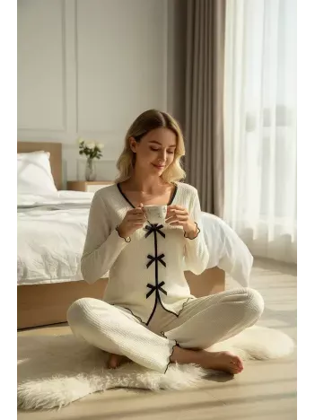 Kadın Beyaz Fiyonklu İç Çamaşırı Ve Uzun Kollu V Yaka Pijama Takımı 4'lü Set