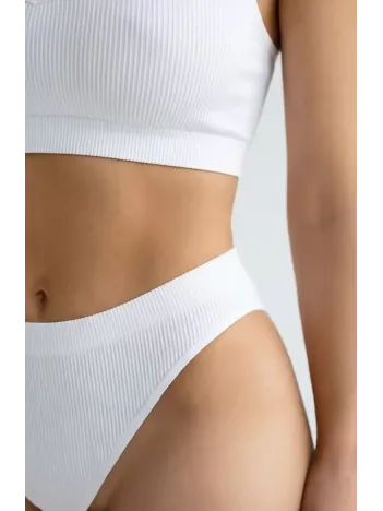 Kadın Beyaz Desteksiz Seamless Tangalı İç Çamaşır Takımı – Modern, Konforlu Kadın Beyaz Desteksiz Seamless Tangalı İç Çamaşır Takımı – Modern, Konforlu