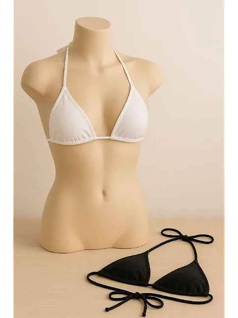 Kadın Siyah Ve Beyaz Minimal Kesim Üçgen Bikini Üstü – Modern Ve Şık Tasarım