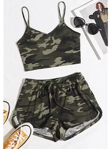 Kadın Kamuflaj Desenli Askılı Crop Top Ve Şortlu Gecelik Takım – Modern, Konforlu Ve Günlük Kombinlere Uygun
