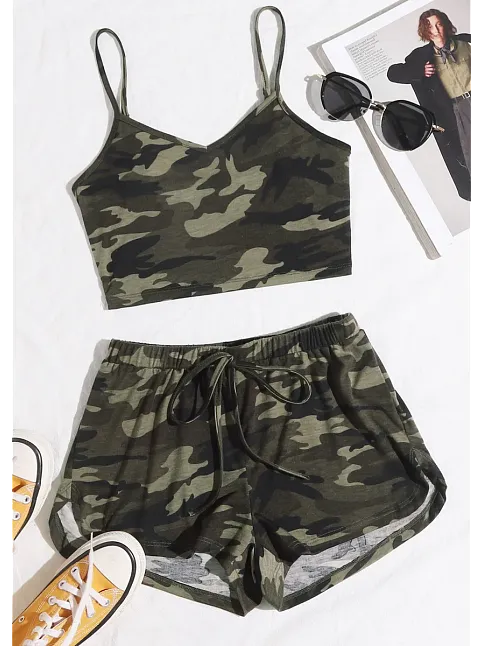 Kadın Kamuflaj Desenli Askılı Crop Top Ve Şortlu Gecelik Takım – Modern, Konforlu Ve Günlük Kombinlere Uygun Kadın Kamuflaj Desenli Askılı Crop Top Ve Şortlu Gecelik Takım – Modern, Konforlu Ve Günlük Kombinlere Uygun