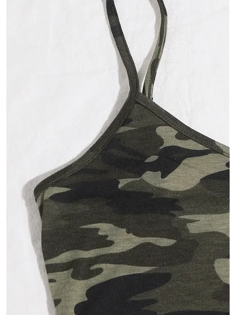 Kadın Kamuflaj Desenli Askılı Crop Top Ve Şortlu Gecelik Takım – Modern, Konforlu Ve Günlük Kombinlere Uygun Kadın Kamuflaj Desenli Askılı Crop Top Ve Şortlu Gecelik Takım – Modern, Konforlu Ve Günlük Kombinlere Uygun
