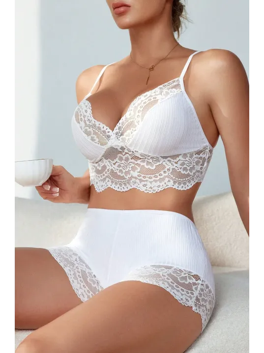 Kadın Beyaz Kaşkorse Ve Dantel Detaylı Şortlu Gecelik Takım – Modern, Konforlu
