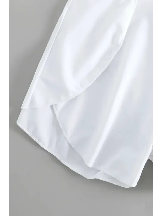 Kadın Beyaz Yırtmaçlı Etek Görünümlü Şık Deniz Şortu – Modern Ve Şık Tasarım Kadın Beyaz Yırtmaçlı Etek Görünümlü Şık Deniz Şortu – Modern Ve Şık Tasarım