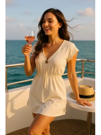 Kadın Beyaz Yanları Yırtmaçlı Tokalı V Yaka Mini Plaj Elbisesi – Şık, Rahat Ve 4 Mevsim Kullanıma Uygun