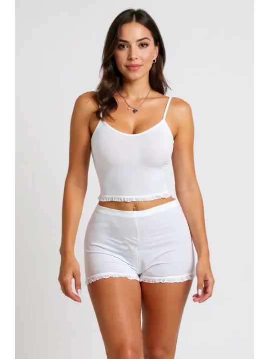 Kadın Beyaz Alt-üst Dantel Detaylı Şortlu Şık Gecelik Takım – Modern, Konforlu Ve Günlük Kombinlere Uygun