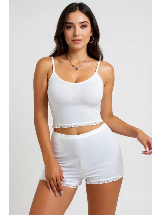 Kadın Beyaz Alt-üst Dantel Detaylı Şortlu Şık Gecelik Takım – Modern, Konforlu Ve Günlük Kombinlere Uygun