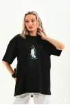Kadın Oversize Tişört - Sırt Baskılı "survivor Penguin" Temalı, Felsefi Yazılı Bisiklet Yaka Tişört - Siyah Kadın Oversize Tişört - Sırt Baskılı "survivor Penguin" Temalı, Felsefi Yazılı Bisiklet Yaka Tişört - Siyah
