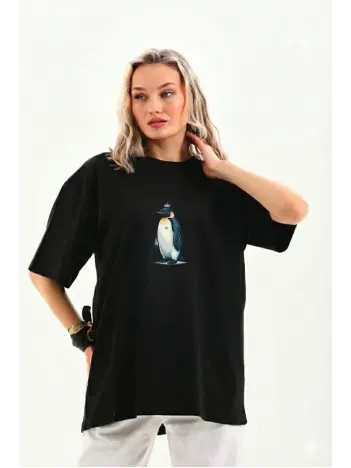 Kadın Oversize Tişört - Sırt Baskılı "survivor Penguin" Temalı, Felsefi Yazılı Bisiklet Yaka Tişört - Siyah Kadın Oversize Tişört - Sırt Baskılı "survivor Penguin" Temalı, Felsefi Yazılı Bisiklet Yaka Tişört - Siyah