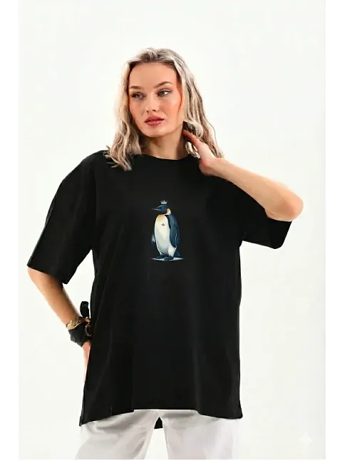 Kadın Oversize Tişört - Sırt Baskılı "survivor Penguin" Temalı, Felsefi Yazılı Bisiklet Yaka Tişört - Siyah