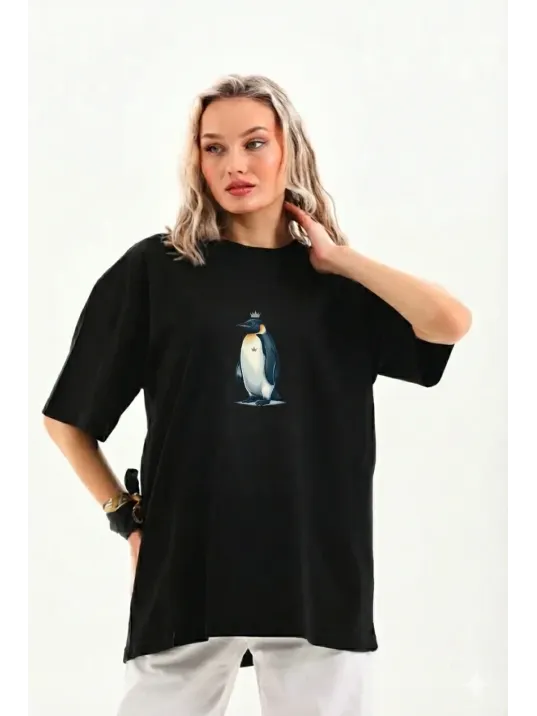 Kadın Oversize Tişört - Sırt Baskılı "survivor Penguin" Temalı, Felsefi Yazılı Bisiklet Yaka Tişört - Siyah Kadın Oversize Tişört - Sırt Baskılı "survivor Penguin" Temalı, Felsefi Yazılı Bisiklet Yaka Tişört - Siyah