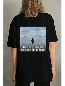 Kadın Oversize Tişört - Sırt Baskılı "survivor Penguin" Temalı, Felsefi Yazılı Bisiklet Yaka Tişört - Siyah