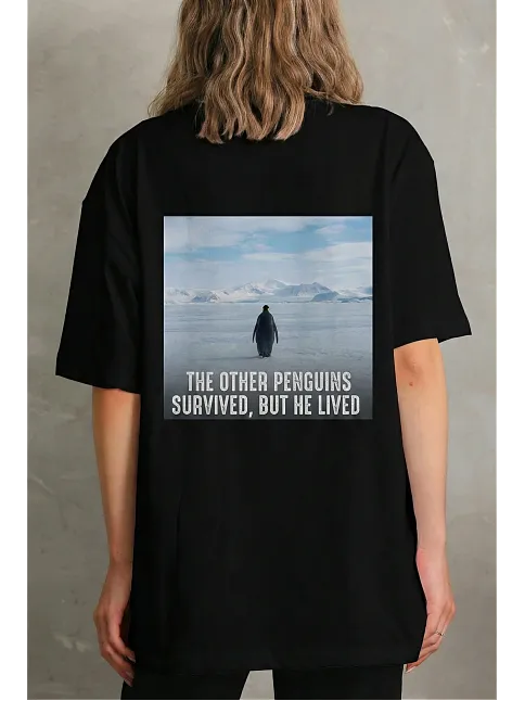 Kadın Oversize Tişört - Sırt Baskılı "survivor Penguin" Temalı, Felsefi Yazılı Bisiklet Yaka Tişört - Siyah