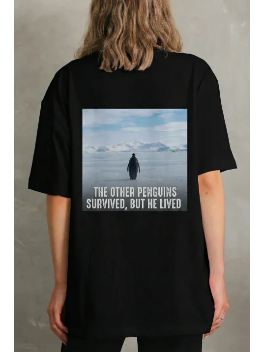 Kadın Oversize Tişört - Sırt Baskılı "survivor Penguin" Temalı, Felsefi Yazılı Bisiklet Yaka Tişört - Siyah Kadın Oversize Tişört - Sırt Baskılı "survivor Penguin" Temalı, Felsefi Yazılı Bisiklet Yaka Tişört - Siyah