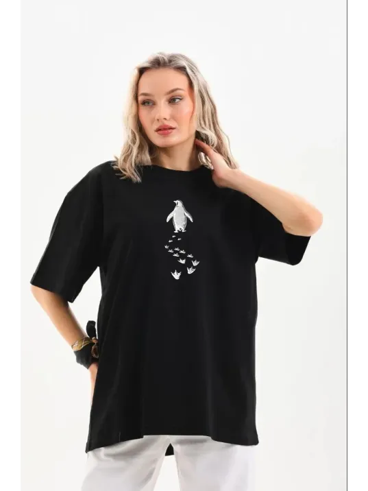 Kadın Nihilist Penguen Temalı Oversize Bisiklet Yaka Tişört - Siyah Kadın Nihilist Penguen Temalı Oversize Bisiklet Yaka Tişört - Siyah