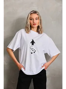 Kadın Nihilist Penguen Temalı Oversize Bisiklet Yaka Tişört - Beyaz