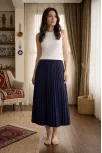 Kadın 90 Cm Saten Kumaş Pliseli Midi Etek Şık Ve Zarif Tasarım - Lacivert Kadın 90 Cm Saten Kumaş Pliseli Midi Etek Şık Ve Zarif Tasarım - Lacivert