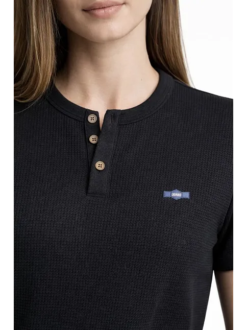 Kadın Waffle Dokulu Likralı Henley Yaka Düğmeli Regular Kısa Kollu T-shirt - Siyah