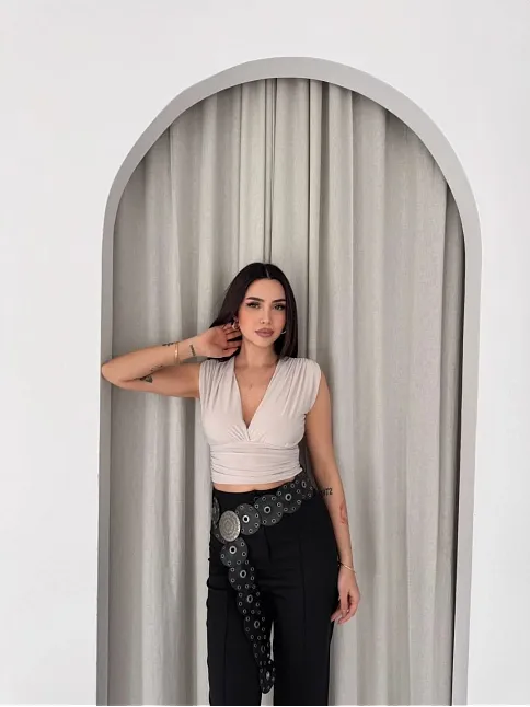 Kadın Vatkalı Kolsuz V Yaka Drapeli Crop Bluz Likralı Fit - Boyalı Gri Kadın Vatkalı Kolsuz V Yaka Drapeli Crop Bluz Likralı Fit - Boyalı Gri