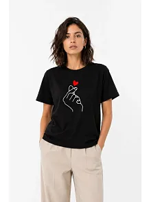 Kadın Kore Parmak Kalp Aşk Temalı Minimal Baskılı Tişört Yazlık Kısa Kol T-shirt - Siyah Kadın Kore Parmak Kalp Aşk Temalı Minimal Baskılı Tişört Yazlık Kısa Kol T-shirt - Siyah