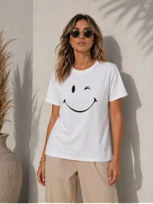 Kadın Minimal Gülümseyen Yüz Baskılı Tişört Kısa Kol Yazlık T-shirt - Beyaz