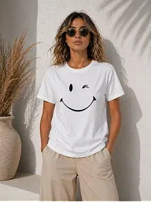 Kadın Minimal Gülümseyen Yüz Baskılı Tişört Kısa Kol Yazlık T-shirt - Beyaz Kadın Minimal Gülümseyen Yüz Baskılı Tişört Kısa Kol Yazlık T-shirt - Beyaz
