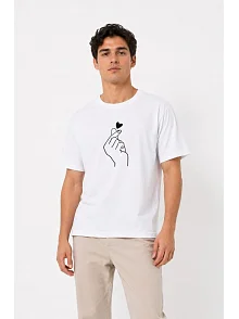 Erkek Kore Parmak Kalp Aşk Temalı Minimal Baskılı Tişört Yazlık Kısa Kol T-shirt - Beyaz Erkek Kore Parmak Kalp Aşk Temalı Minimal Baskılı Tişört Yazlık Kısa Kol T-shirt - Beyaz
