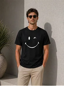 Erkek Minimal Gülümseyen Yüz Baskılı Tişört Kısa Kol Yazlık T-shirt - Siyah Erkek Minimal Gülümseyen Yüz Baskılı Tişört Kısa Kol Yazlık T-shirt - Siyah