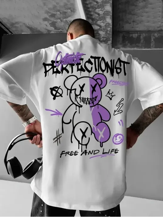 Erkek OversizeGrafik Tişört "CAMPBRASTCOOPERATION" Kalın Yazı Bisiklet Yaka, Kısa Kol, Kalın Mor ve Siyah Desenli Yazlık Sokak Kıyafeti - Beyaz Erkek OversizeGrafik Tişört "CAMPBRASTCOOPERATION" Kalın Yazı Bisiklet Yaka, Kısa Kol, Kalın Mor ve Siyah Desenli Yazlık Sokak Kıyafeti - Beyaz