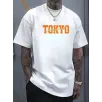 Erkek Turuncu Spor Araba Grafik Tişört - "TOKYO" Baskılı Günlük Oversize Kısa Kollu Tişört, Yetişkinler için Yazlık Giyim, Turuncu Araba Tasarımı - Beyaz