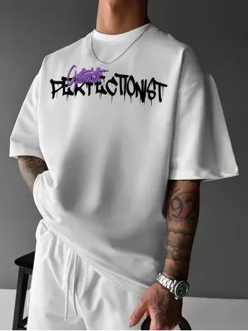 Erkek OversizeGrafik Tişört "CAMPBRASTCOOPERATION" Kalın Yazı Bisiklet Yaka, Kısa Kol, Kalın Mor ve Siyah Desenli Yazlık Sokak Kıyafeti - Beyaz