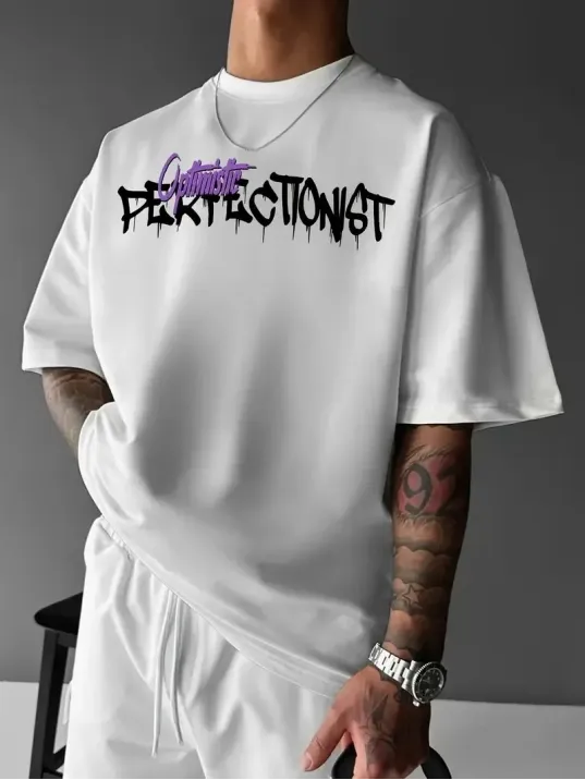 Erkek OversizeGrafik Tişört "CAMPBRASTCOOPERATION" Kalın Yazı Bisiklet Yaka, Kısa Kol, Kalın Mor ve Siyah Desenli Yazlık Sokak Kıyafeti - Beyaz