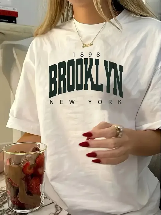 Brooklyn Harf Baskılı Düşük Omuzlu T-shirt, Rahat Kısa Kollu Bol T-shirt, Kadın Giyim - Beyaz Brooklyn Harf Baskılı Düşük Omuzlu T-shirt, Rahat Kısa Kollu Bol T-shirt, Kadın Giyim - Beyaz