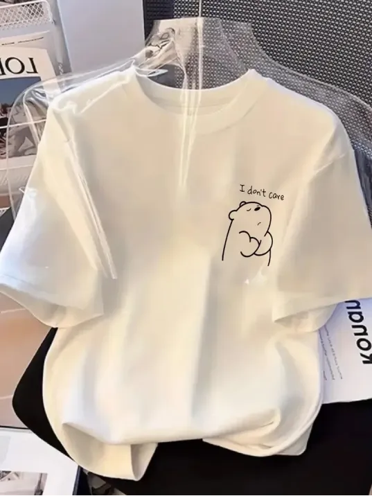 [Günlük T-Shirt] Hafif Kadın Günlük T-Shirt | Bol Kesim, Kısa Kollu, Yuvarlak Yaka, Eğlenceli Karikatür Ayı ve "Umrumda Değil" Baskı - Günlük Stil, İlkbahar/Yaz- Beyaz