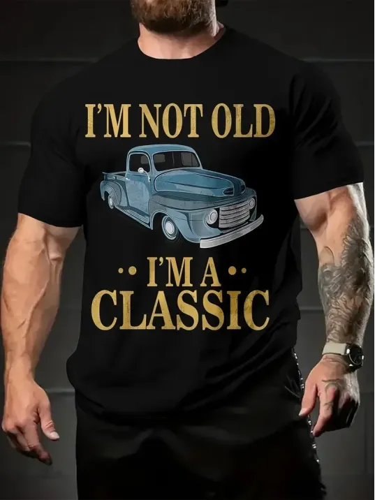 Erkek Vintage Araba Grafik T-Shirt - "Ben Yaşlı Değilim Ben Bir Klasiğim" Esprili Baskı  Nefes Alabilir Kumaş, Günlük Yaz ve Yıl Boyu Giyim için Oversize Kısa Kollu Tişört - Siyah Erkek Vintage Araba Grafik T-Shirt - "Ben Yaşlı Değilim Ben Bir Klasiğim" Esprili Baskı  Nefes Alabilir Kumaş, Günlük Yaz ve Yıl Boyu Giyim için Oversize Kısa Kollu Tişört - Siyah