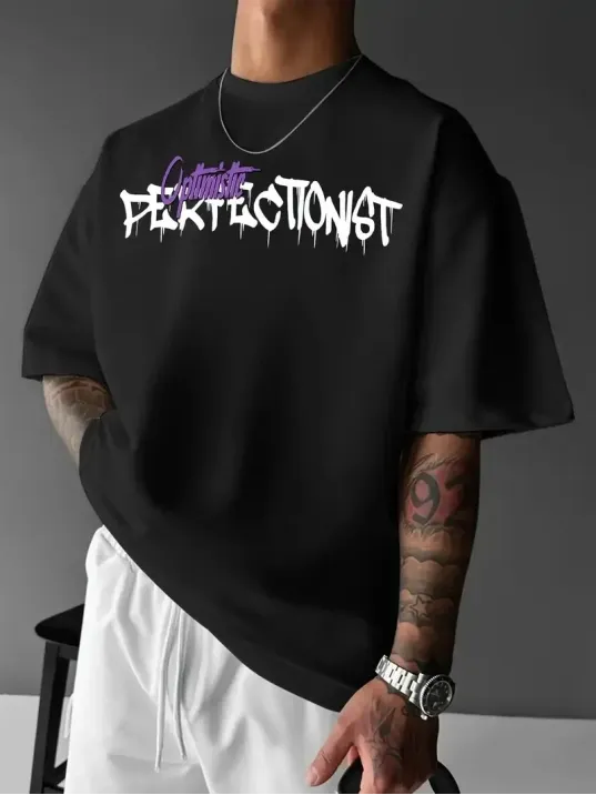 Erkek OversizeGrafik Tişört "CAMPBRASTCOOPERATION" Kalın Yazı Bisiklet Yaka, Kısa Kol, Kalın Mor ve Siyah Desenli Yazlık Sokak Kıyafeti - Siyah Erkek OversizeGrafik Tişört "CAMPBRASTCOOPERATION" Kalın Yazı Bisiklet Yaka, Kısa Kol, Kalın Mor ve Siyah Desenli Yazlık Sokak Kıyafeti - Siyah