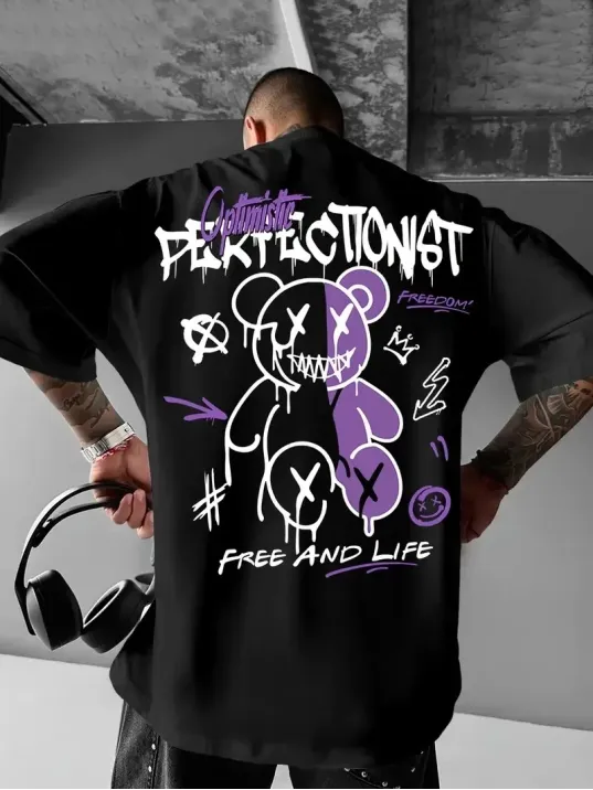 Erkek OversizeGrafik Tişört "CAMPBRASTCOOPERATION" Kalın Yazı Bisiklet Yaka, Kısa Kol, Kalın Mor ve Siyah Desenli Yazlık Sokak Kıyafeti - Siyah Erkek OversizeGrafik Tişört "CAMPBRASTCOOPERATION" Kalın Yazı Bisiklet Yaka, Kısa Kol, Kalın Mor ve Siyah Desenli Yazlık Sokak Kıyafeti - Siyah