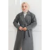 Kadın Kaşe Kaban – Uzun Boy Kruvaze Yaka Kuşaklı Tesettür Kaşe Kışlık Kaban, Astarlı Şık Yünlü Dokuma Oversize Rahat Kalıp Cepli Düğmeli Modern Kap Modeli - Gri