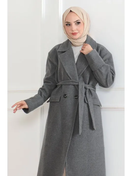 Kadın Kaşe Kaban – Uzun Boy Kruvaze Yaka Kuşaklı Tesettür Kaşe Kışlık Kaban, Astarlı Şık Yünlü Dokuma Oversize Rahat Kalıp Cepli Düğmeli Modern Kap Modeli - Gri