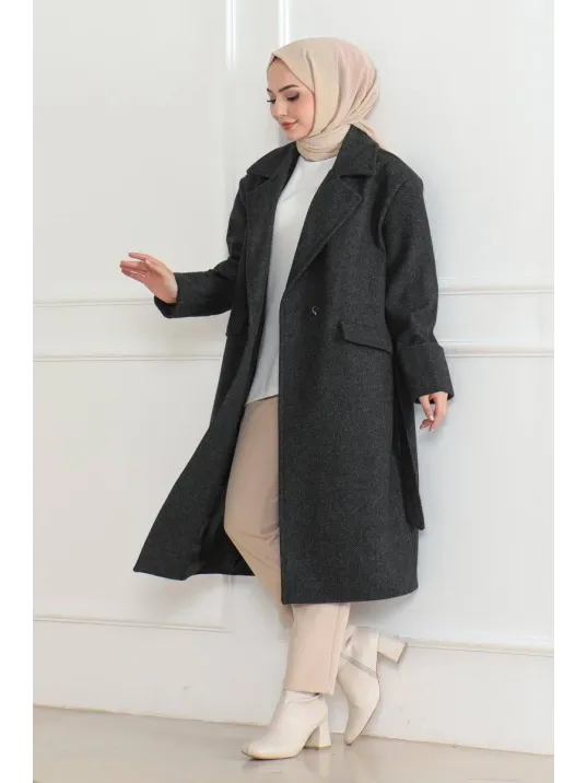 Kadın Kaşe Kaban – Uzun Boy 115 cm Kruvaze Yaka Kuşaklı Astarlı Kışlık Tesettür Kaban, Yünlü Dokuma Kaşmir Kumaş, Cepli Oversize Rahat Kalıp Şık Modern Kaban Mont Modeli (Günlük ve Özel Gün Kombinlerine Uygun) - Siyah