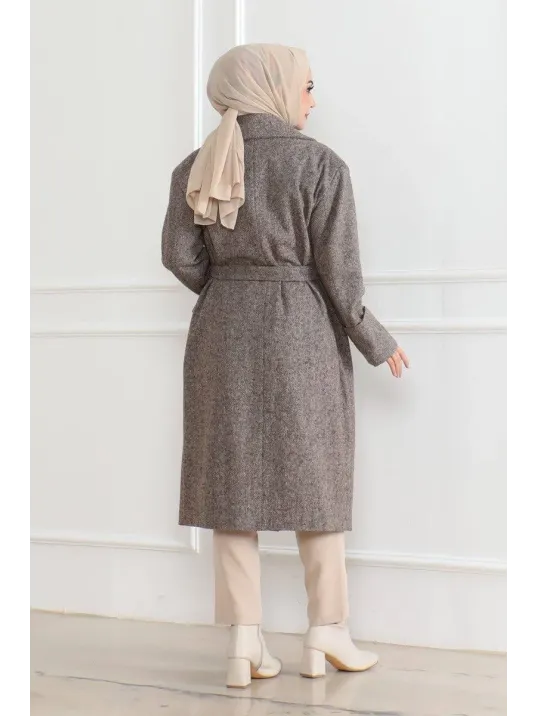 Kadın Kaşe Kaban – Uzun Boy Kruvaze Yaka Kuşaklı Tesettür Kaşe Kışlık Kaban, Astarlı Şık Yünlü Dokuma Oversize Rahat Kalıp Cepli Düğmeli Modern Kap Modeli - Vizon