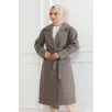 Kadın Kaşe Kaban – Uzun Boy Kruvaze Yaka Kuşaklı Tesettür Kaşe Kışlık Kaban, Astarlı Şık Yünlü Dokuma Oversize Rahat Kalıp Cepli Düğmeli Modern Kap Modeli - Vizon