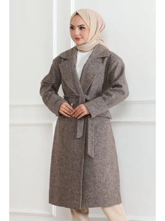 Kadın Kaşe Kaban – Uzun Boy Kruvaze Yaka Kuşaklı Tesettür Kaşe Kışlık Kaban, Astarlı Şık Yünlü Dokuma Oversize Rahat Kalıp Cepli Düğmeli Modern Kap Modeli - Vizon