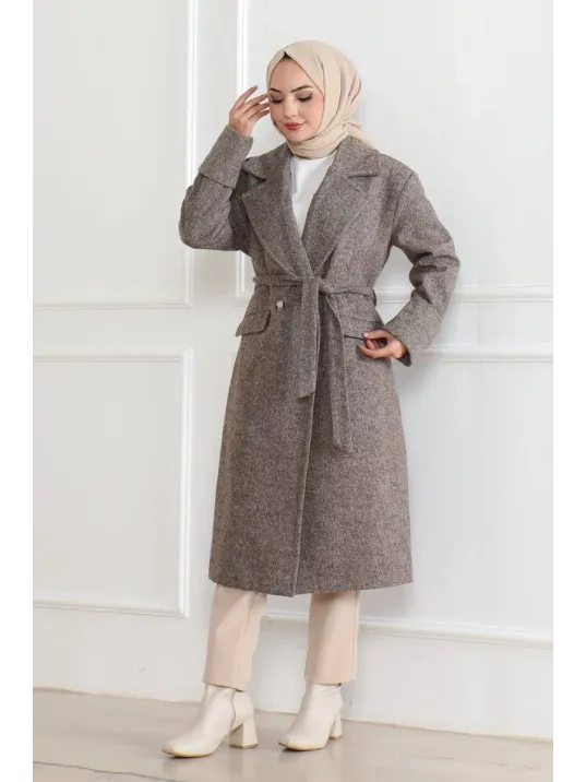 Kadın Kaşe Kaban – Uzun Boy Kruvaze Yaka Kuşaklı Tesettür Kaşe Kışlık Kaban, Astarlı Şık Yünlü Dokuma Oversize Rahat Kalıp Cepli Düğmeli Modern Kap Modeli - Vizon