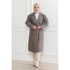 Kadın Kaşe Kaban – Uzun Boy Kruvaze Yaka Kuşaklı Tesettür Kaşe Kışlık Kaban, Astarlı Şık Yünlü Dokuma Oversize Rahat Kalıp Cepli Düğmeli Modern Kap Modeli - Vizon