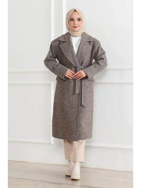 Kadın Kaşe Kaban – Uzun Boy Kruvaze Yaka Kuşaklı Tesettür Kaşe Kışlık Kaban, Astarlı Şık Yünlü Dokuma Oversize Rahat Kalıp Cepli Düğmeli Modern Kap Modeli - Vizon