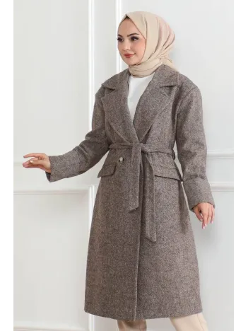 Kadın Kaşe Kaban – Uzun Boy Kruvaze Yaka Kuşaklı Tesettür Kaşe Kışlık Kaban, Astarlı Şık Yünlü Dokuma Oversize Rahat Kalıp Cepli Düğmeli Modern Kap Modeli - Vizon