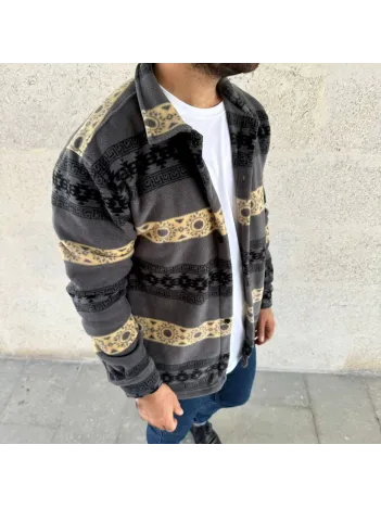 Erkek Desenli Polar Gömlek – Etnik Şerit Desen Yakalı, Uzun Kollu, Düğmeli, Oversize Rahat Kalıp - Füme Erkek Desenli Polar Gömlek – Etnik Şerit Desen Yakalı, Uzun Kollu, Düğmeli, Oversize Rahat Kalıp - Füme