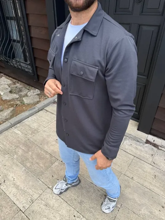 Erkek Diagonal Kumaş Cepli Çıtçıtlı uzun Kollu, Gömlek Oversize Rahat Kalıp Günlük Şık Stil - Füme Erkek Diagonal Kumaş Cepli Çıtçıtlı uzun Kollu, Gömlek Oversize Rahat Kalıp Günlük Şık Stil - Füme