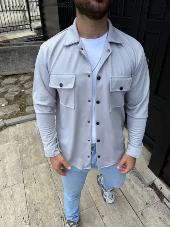 Erkek Diagonal Kumaş Cepli Çıtçıtlı uzun Kollu, Gömlek Oversize Rahat Kalıp Günlük Şık Stil - Gri Erkek Diagonal Kumaş Cepli Çıtçıtlı uzun Kollu, Gömlek Oversize Rahat Kalıp Günlük Şık Stil - Gri